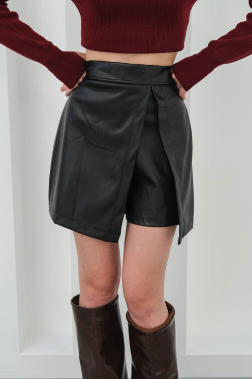 Siyah Yırtmaç Detaylı Suni Deri Şort Etek BCHN-25W260049