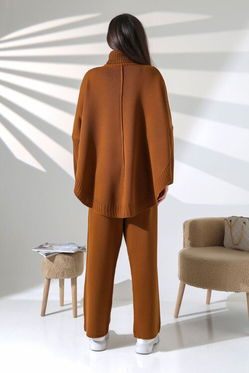 Tarçın Kahve Boğazlı Salaş Kesim Kazak Ve Fit Pantolon Alt Üst Triko Takım BCES-252033