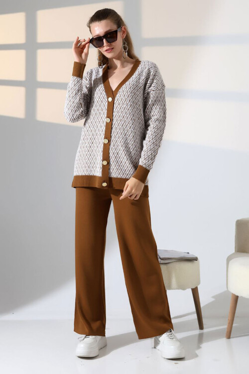 Tarçın Kahve V Yaka Düğmeli Hırka Ve Pantolon Alt Üst Triko Takım BCES-252011