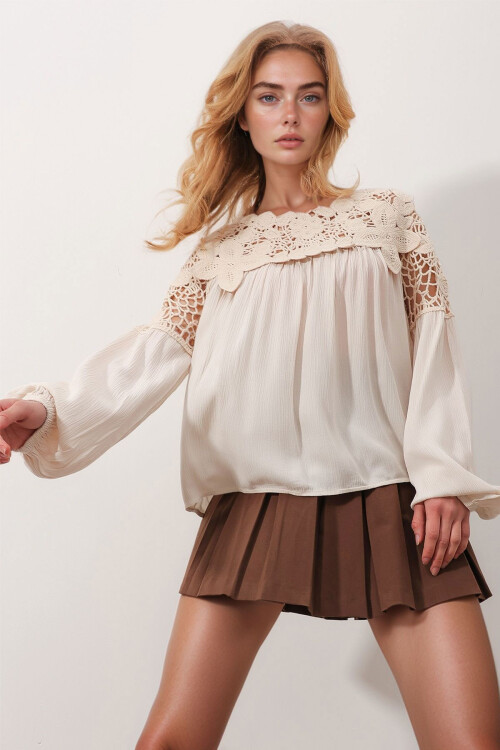 Bej Bisiklet Yaka Dantel İşlemeli Delik Ajurlu Oversize Bluz BCHESQ-251117