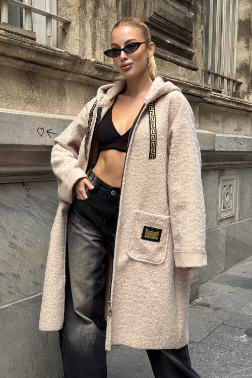 Bej Çift Cepli Kapüşonlu Uzun Kışlık Buklet Ceket BCVL-25V221