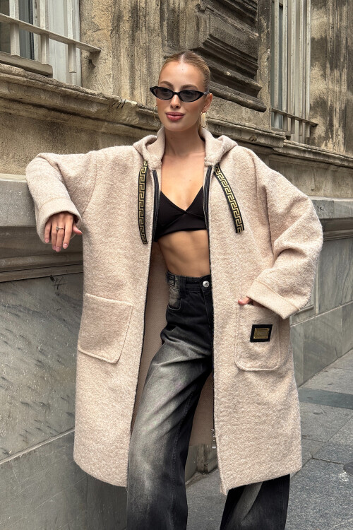 Bej Çift Cepli Kapüşonlu Uzun Kışlık Buklet Ceket BCVL-25V221