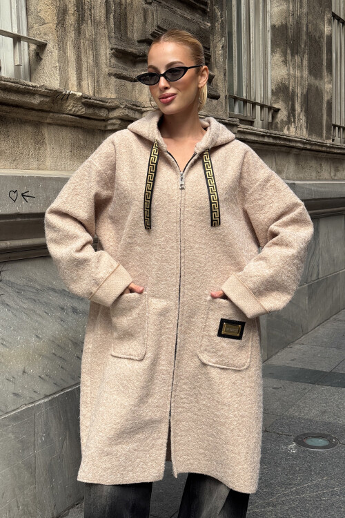 Bej Çift Cepli Kapüşonlu Uzun Kışlık Buklet Ceket BCVL-25V221