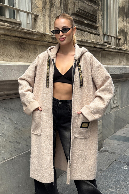 Bej Çift Cepli Kapüşonlu Uzun Kışlık Buklet Ceket BCVL-25V221