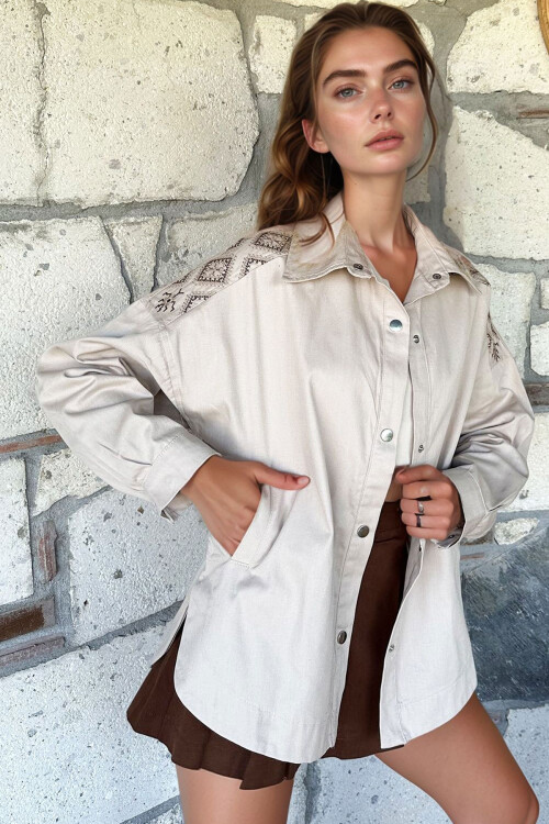 Bej Çift Cepli Omuzları Ve Sırtı Nakışlı Çıtçıt Kapamalı Oversize Gabardin Ceket BCHESQ-251020