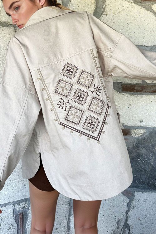 Bej Çift Cepli Omuzları Ve Sırtı Nakışlı Çıtçıt Kapamalı Oversize Gabardin Ceket BCHESQ-251020