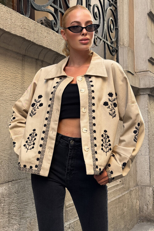 Bej Düğme Kapamalı Çiçek Nakışlı Oversize Ceket BCHESQ-251152