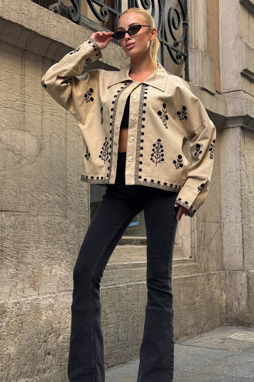 Bej Düğme Kapamalı Çiçek Nakışlı Oversize Ceket BCHESQ-251152
