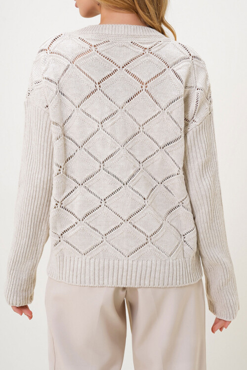 Bej V Yaka Baklava Desenli Çiçek Nakış İşlemeli Delik Ajurlu Triko Kazak BCHESQ-251064