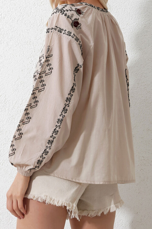 Bej Yırtmaç Yaka Full Nakışlı Dokuma Bluz BCHESQ-251045