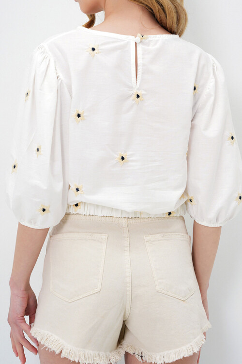 Beyaz Bisiklet Yaka Outcut Kesim Nakış İşlemeli Crop Keten Bluz BCHESQ-251082