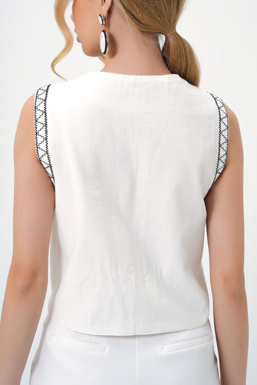 Beyaz Düğme Detaylı Nakış İşlemeli Keten Yelek BCHESQ-251067