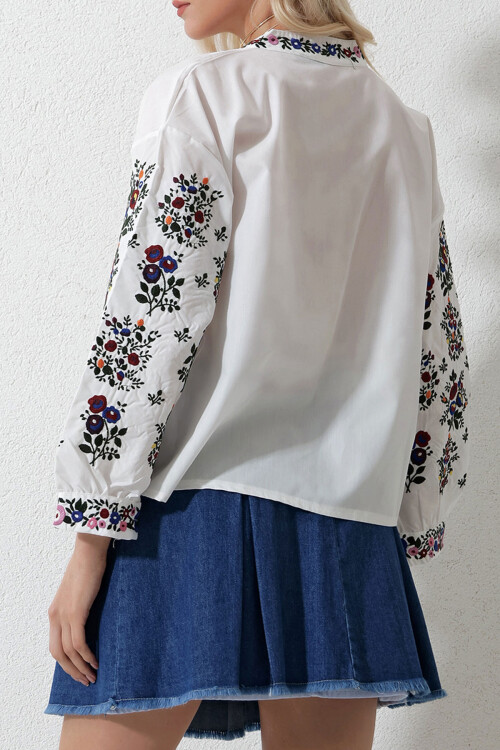 Beyaz Hakim Yaka Düğme Detaylı Nervürlü Nakışlı Dokuma Bluz BCHESQ-251047