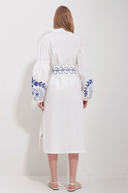 Beyaz Hakim Yaka Kemerli Çift Yırtmaçlı Keten Elbise BCHESQ-251042