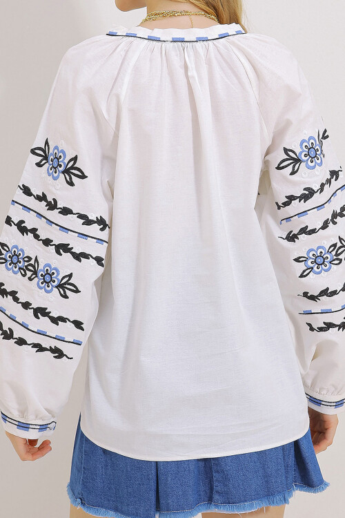 Beyaz Hakim Yaka Nakışlı Püsküllü Pamuklu Keten Dokuma Bluz BCHESQ-251038