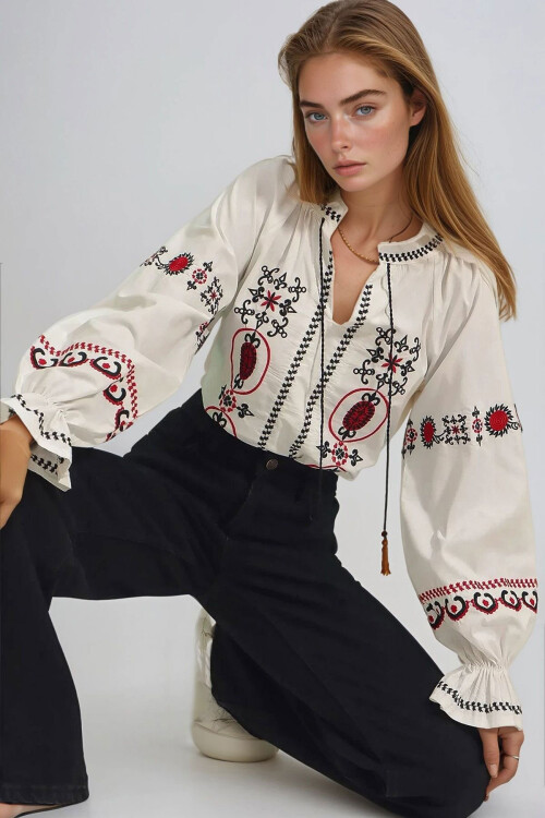 Beyaz Hakim Yaka Önü Ve Kolları Çiçek Nakışlı Poplin Dokuma Bluz BCHESQ-251100