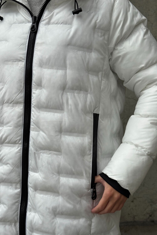 Beyaz Kapitoneli Fermuarlı Kapüşonlu Uzun Şişme Mont BCVL-254200