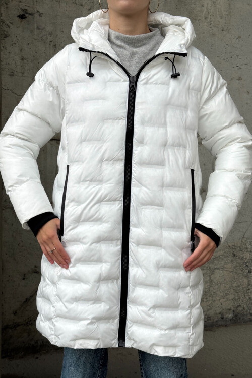 Beyaz Kapitoneli Fermuarlı Kapüşonlu Uzun Şişme Mont BCVL-254200