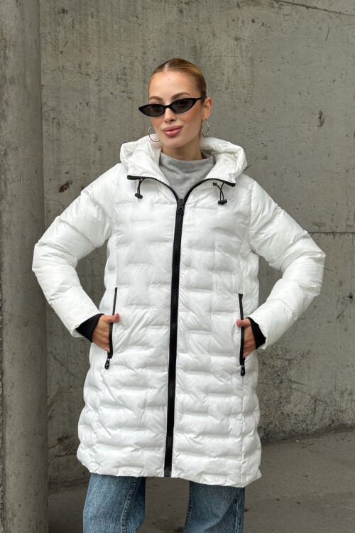 Beyaz Kapitoneli Fermuarlı Kapüşonlu Uzun Şişme Mont BCVL-254200
