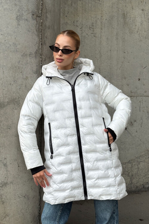 Beyaz Kapitoneli Fermuarlı Kapüşonlu Uzun Şişme Mont BCVL-254200