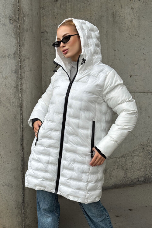 Beyaz Kapitoneli Fermuarlı Kapüşonlu Uzun Şişme Mont BCVL-254200