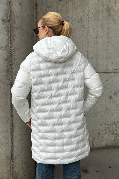 Beyaz Kapitoneli Fermuarlı Kapüşonlu Uzun Şişme Mont BCVL-254200