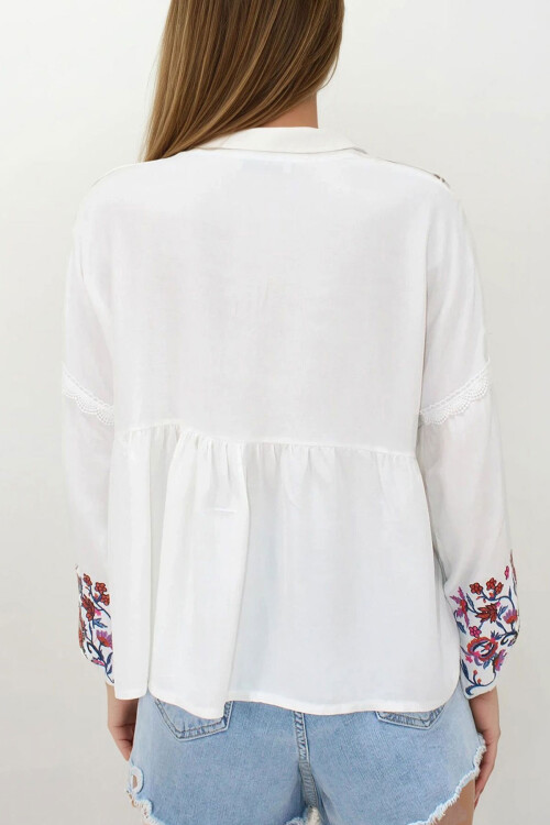 Beyaz Yırtmaç Yakalı Roba Nakışlı Bluz