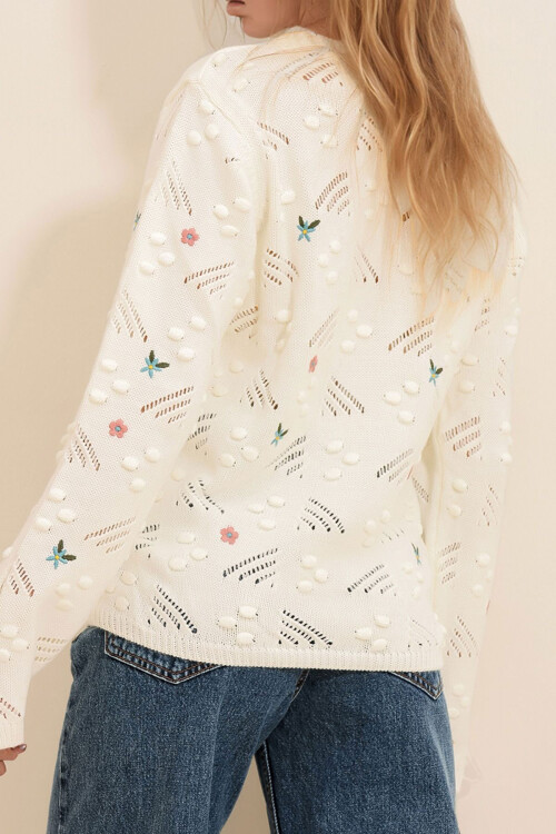 Ekru Bisiklet Yaka Nakışlı Triko Kazak BCHESQ-251021