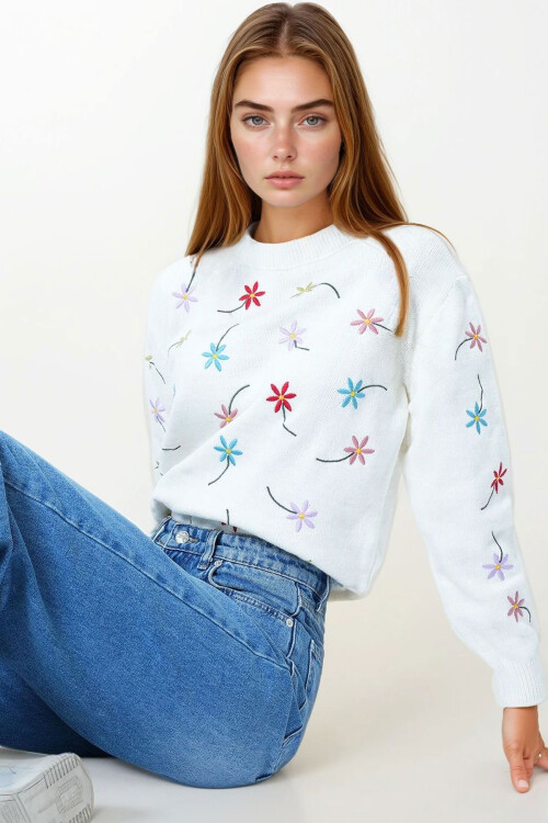 Ekru Çiçek İşlemeli Dik Yaka Triko Kazak BCHESQ-251156