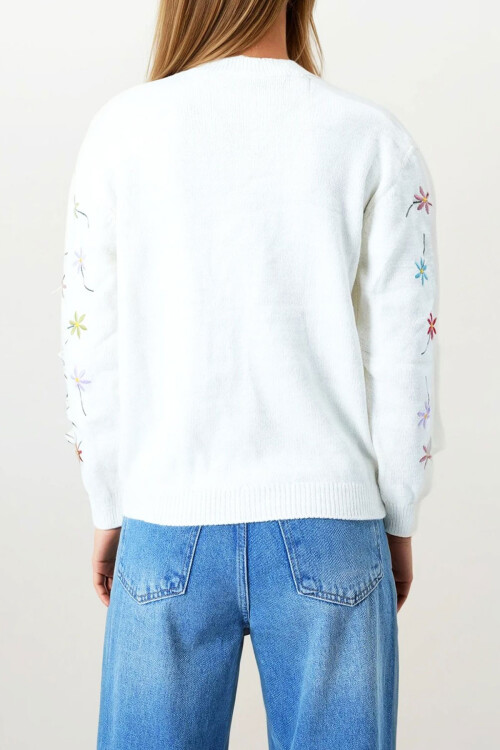 Ekru Çiçek İşlemeli Dik Yaka Triko Kazak BCHESQ-251156