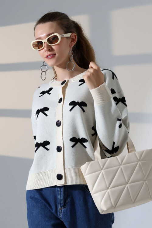 Ekru Fiyonk Desenli Düğmeli Triko Hırka BCES-252044