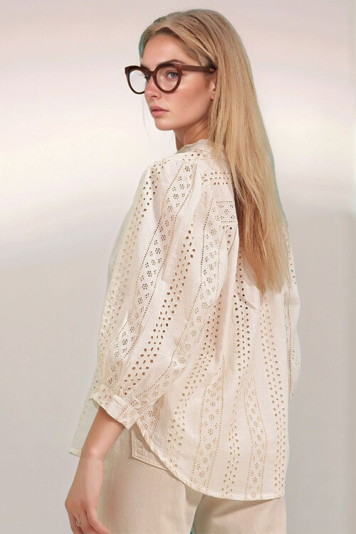 Ekru Hakim Yaka Fisto Ve Nakış İşlemeli Keten Dokuma Bluz BCHESQ-251099