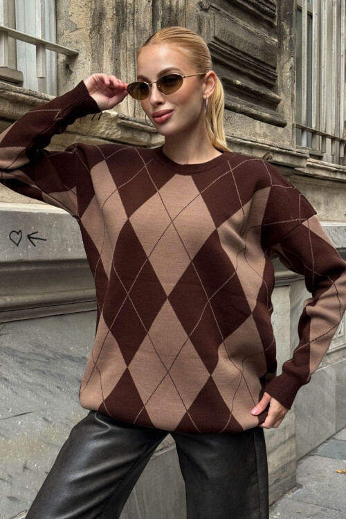 Kahverengi Bisiklet Yaka Baklava Desenli Triko Kazak BCVL-253027