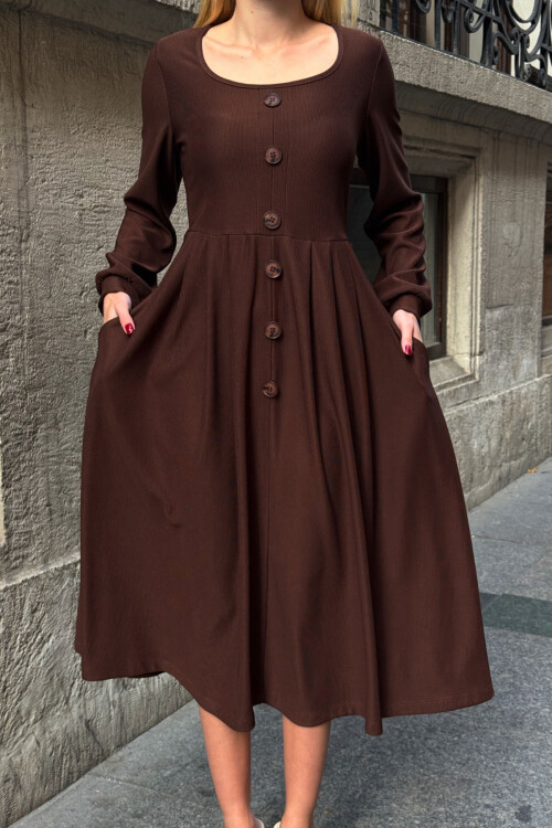 Kahverengi Geniş Yaka Düğme Detaylı Çift Cepli Yumuşak Dokulu Kumaş Örme Elbise BCVL-25V239