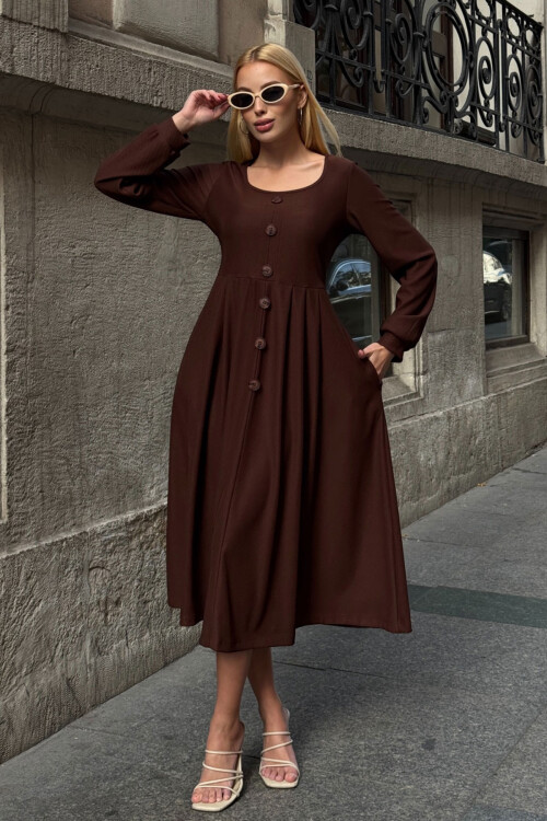 Kahverengi Geniş Yaka Düğme Detaylı Çift Cepli Yumuşak Dokulu Kumaş Örme Elbise BCVL-25V239