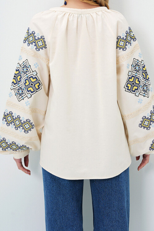 Krem Yakası Bağcıklı Balon Kol Nakış İşlemeli Keten Bluz BCHESQ-251071