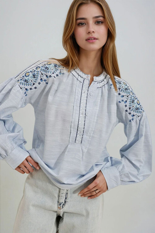 Mavi Bisiklet Yaka Omuzları Nakışlı Önü Düğmeli Terry Cotton Bluz BCHESQ-251007