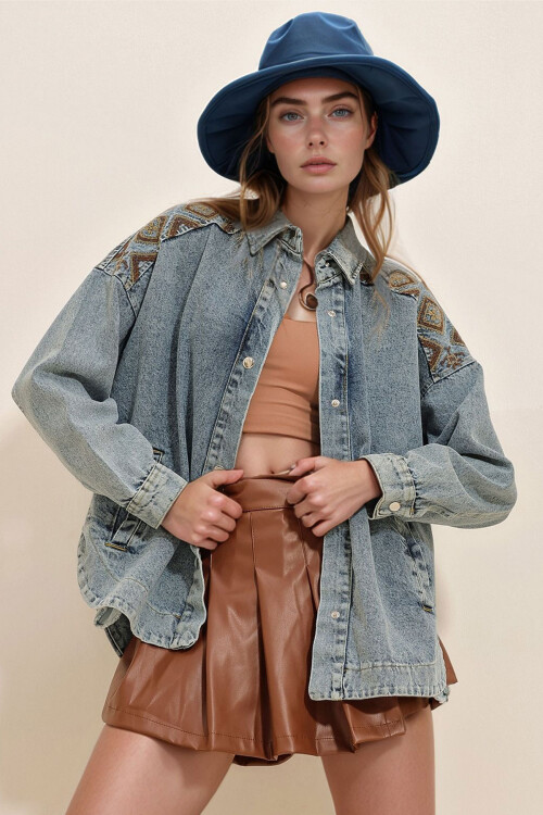 Mavi Çift Cepli Omuzları Ve Sırtı Nakışlı Oversize Jean Ceket BCHESQ-251017