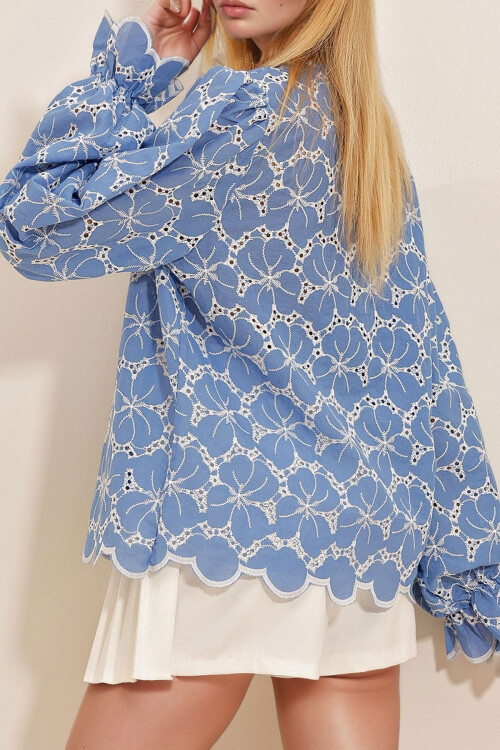 Mavi Düğme Detaylı Nakışlı Balon Kol Bluz BCHESQ-251011