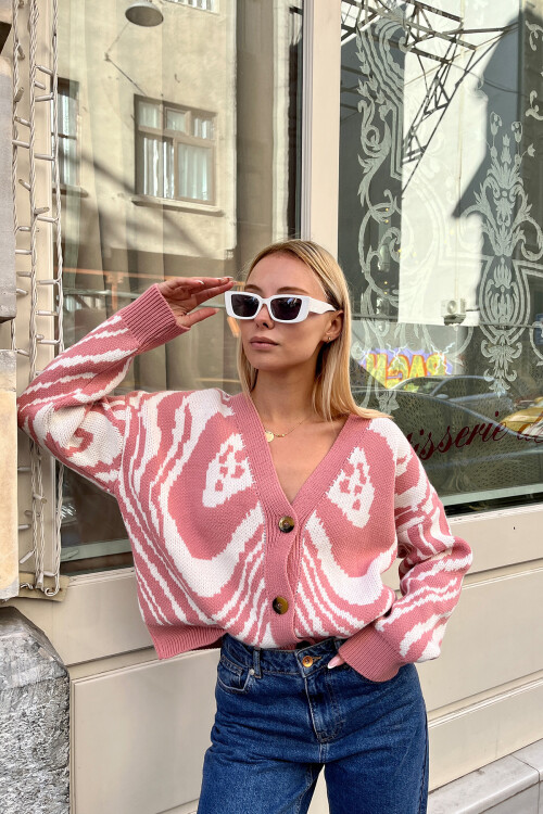 Pudra V Yaka Düğmeli Soyut Desen Kalın Örme Hırka BCHESQ-251126