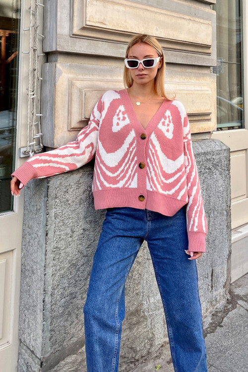 Pudra V Yaka Düğmeli Soyut Desen Kalın Örme Hırka BCHESQ-251126