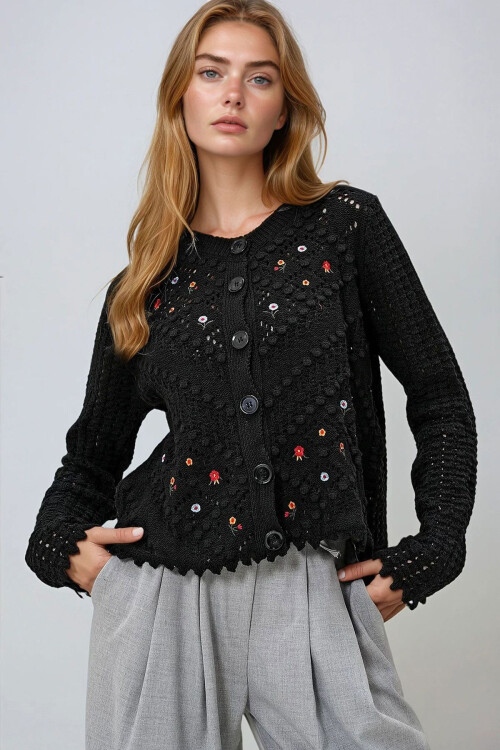 Siyah Bisiklet Yaka Ajurlu Ve Nakış İşlemeli Nostaljik Triko Hırka BCHESQ-251119