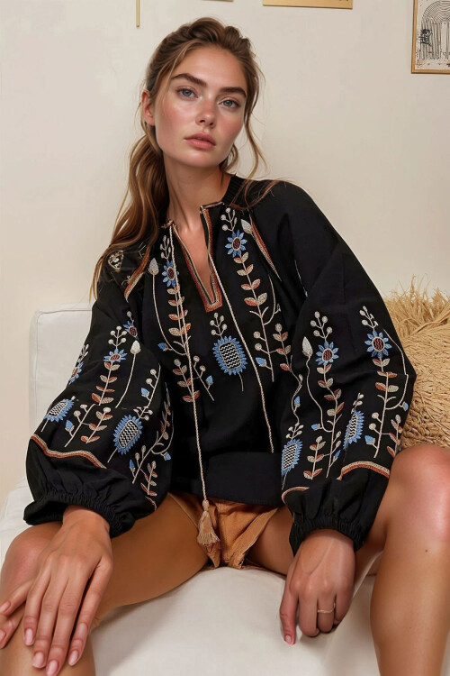 Siyah Bisiklet Yaka Önü Ve Kolları Nakışlı Keten Dokuma Bluz BCHESQ-251004