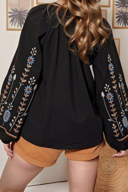 Siyah Bisiklet Yaka Önü Ve Kolları Nakışlı Keten Dokuma Bluz BCHESQ-251004