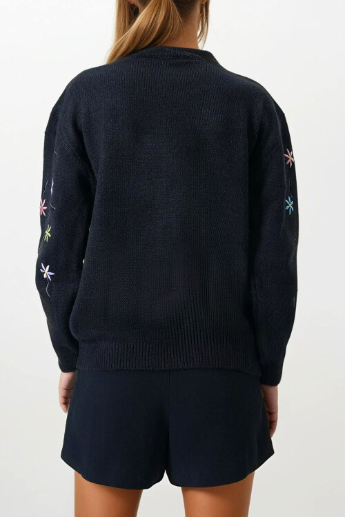 Siyah Çiçek İşlemeli Dik Yaka Triko Kazak BCHESQ-251156