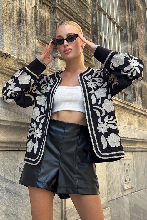 Siyah Çiçek Nakışlı İçi Astarlı Ceket BCHESQ-251153