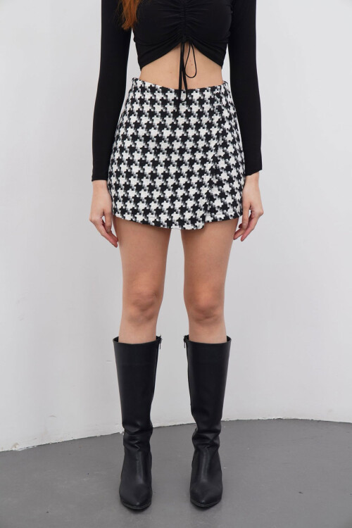 Siyah Desenli 2 Düğmeli Tüvit Kumaş Şort Etek BCHN-2526414