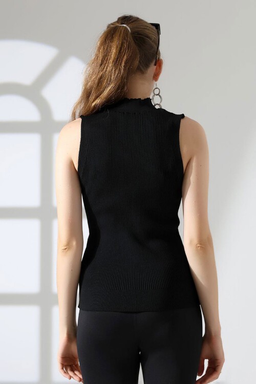 Siyah Dik Yaka Kolsuz Motifli Triko Bluz