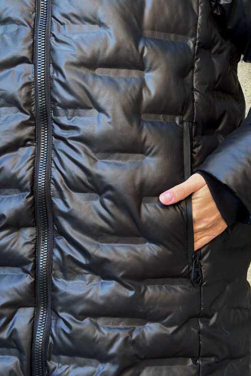 Siyah Kapitoneli Fermuarlı Kapüşonlu Uzun Şişme Mont BCVL-254200