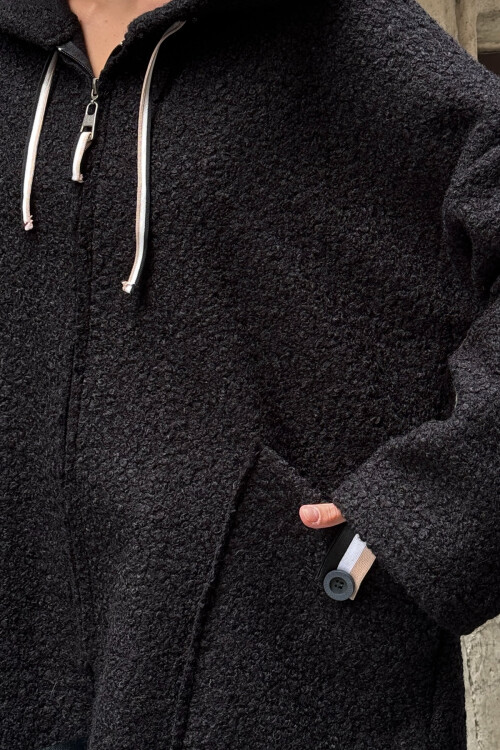 Siyah Kapüşonlu Çift Cepli Oversize Buklet Ceket Mont BCVL-25V605